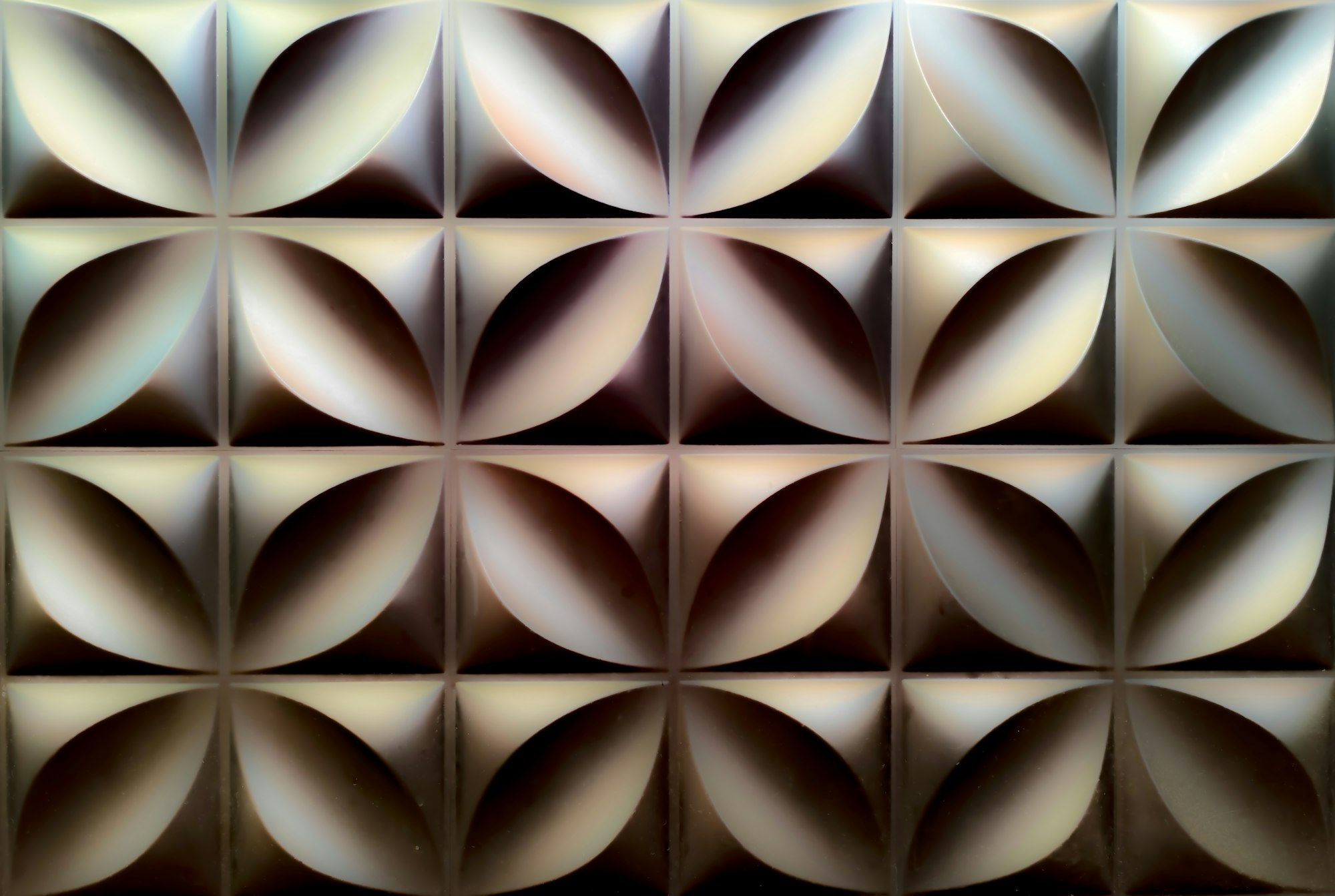 Painéis 3D com padrão em pétalas e luz lateral