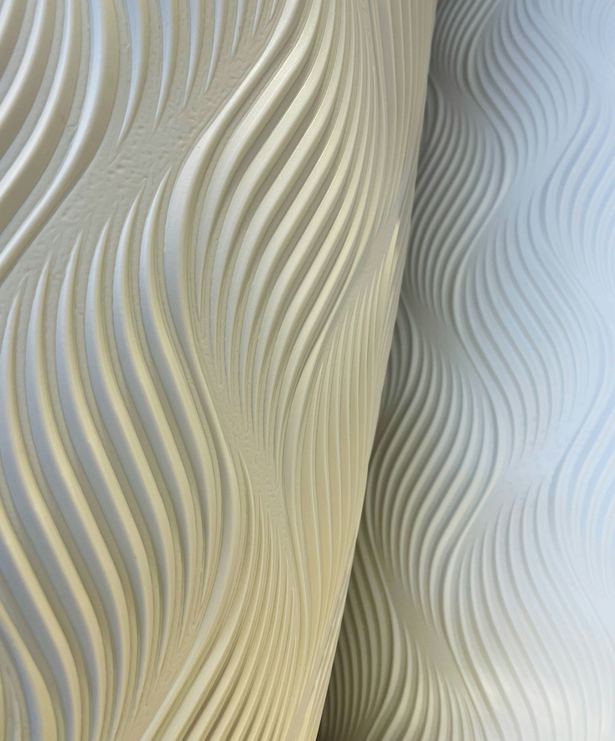 Parede clara com painéis 3D em ondas verticais
